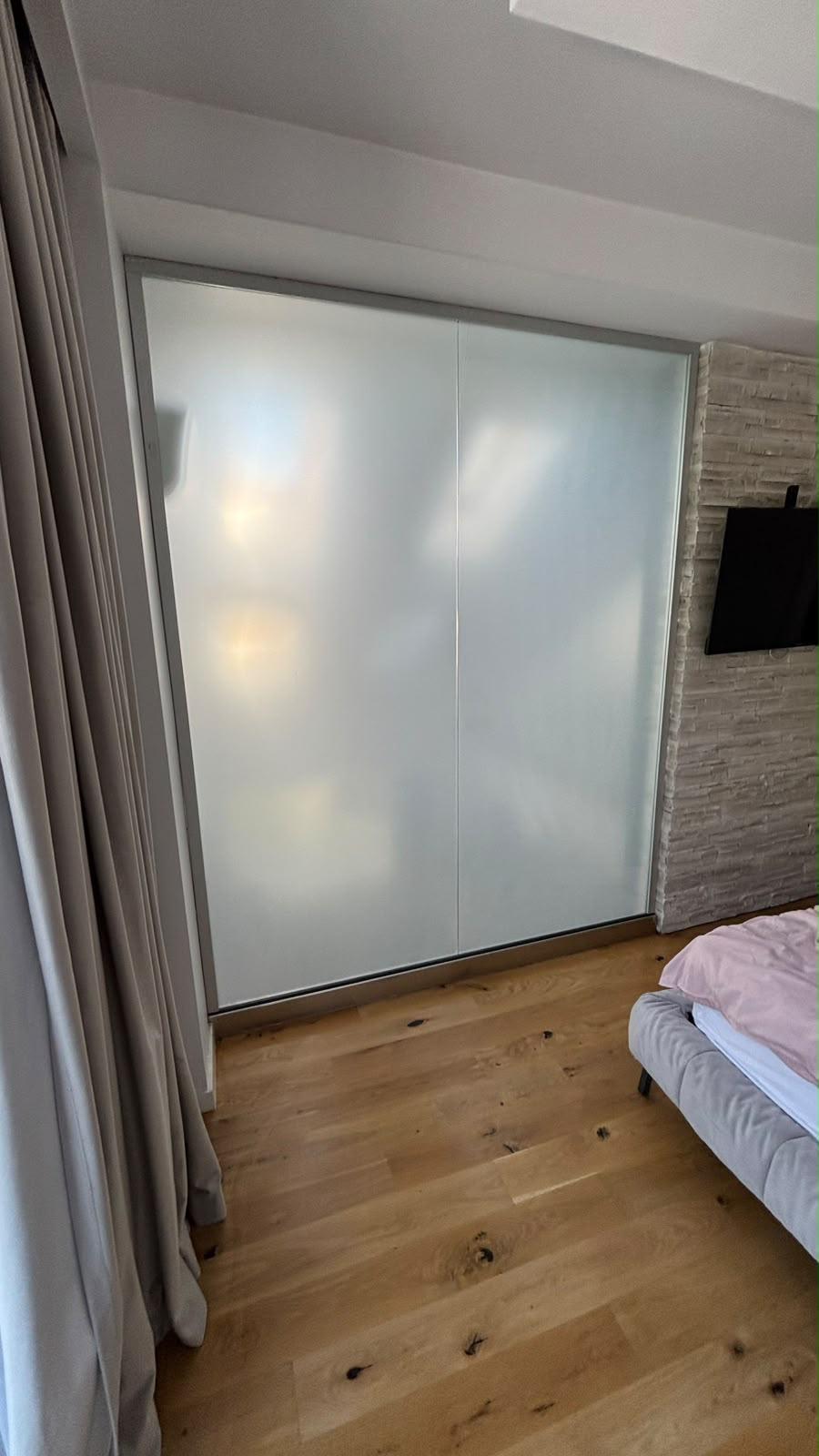 Compartimentare interioară din sticlă cu folie cu aspect sablat